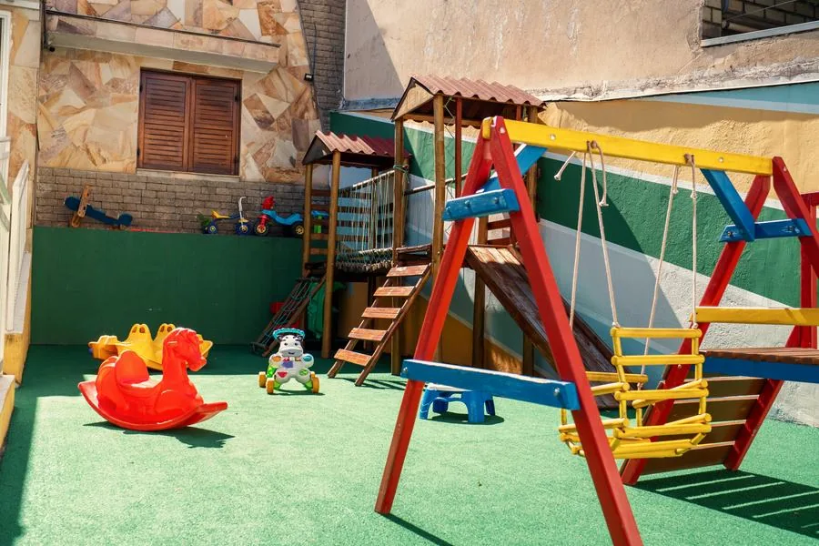 Parque dos pequenos. Balanços, gangorra e brinquedos por faixa etária