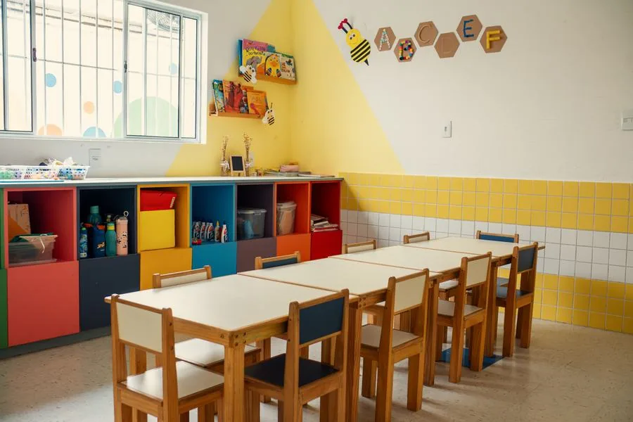 Sala do Maternal. Armários coloridos com material ao alcance